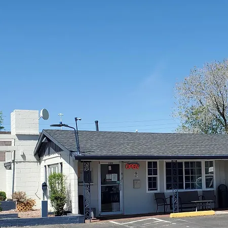 Pinecrest Inn & Suites